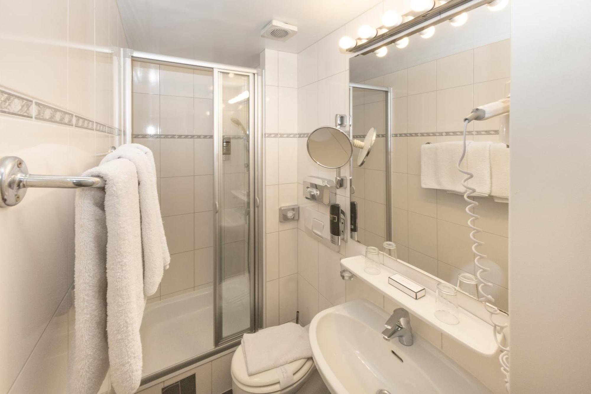 Hotel Viktoria Schoenbrunn Vienna Room photo
